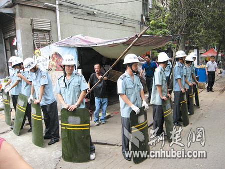 武汉城管“铁桶阵执法” 市民称太过