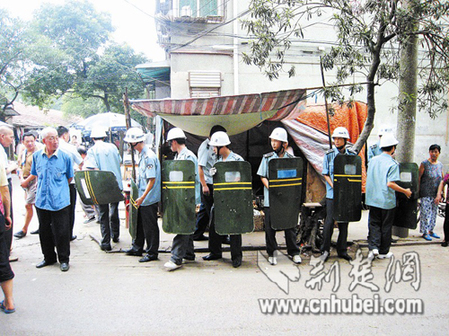 武汉城管“铁桶阵执法” 市民称太过