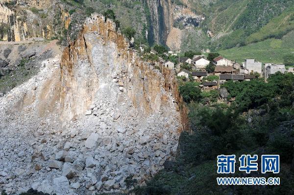 广西凌云一村屯山体崩塌 近400名瑶胞被紧急转移