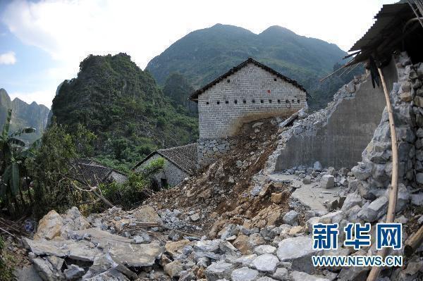 广西凌云一村屯山体崩塌 近400名瑶胞被紧急转移