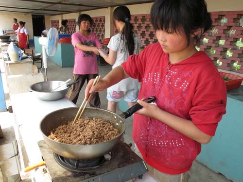 中国日报捐助“太阳村” 温暖特殊儿童（组图）