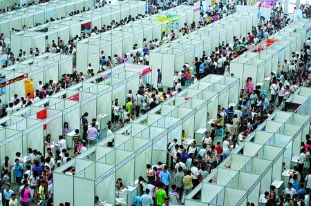夏季人才招聘会最高年薪40万 房地产缩水制造业增加