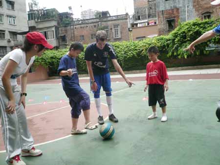 中英残疾人合作项目爱心足球夏令营在广州举行