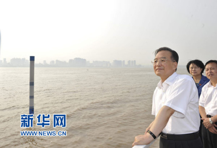 温家宝总理在湖北考察防汛抗洪工作
