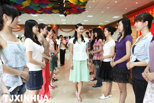 “资深”志愿者指导达沃斯礼仪服务志愿者新成员
