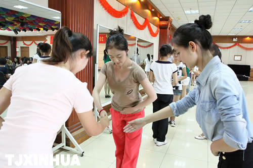 “资深”志愿者指导达沃斯礼仪服务志愿者新成员