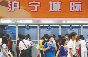 坊间传言沪宁高铁没人坐 铁路部门辟谣：趟趟满员
