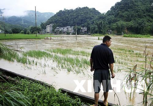 广西部分地区遭暴雨袭击 县城部分街道出现内涝