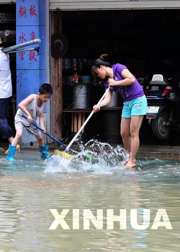 广西部分地区遭暴雨袭击 县城部分街道出现内涝
