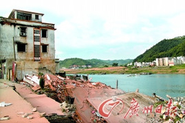 广东肇庆地质灾害致7栋居民楼倒入江中