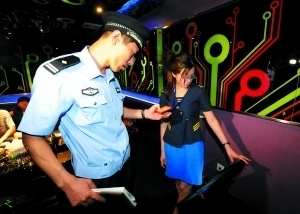 北京警方再度大规模查黄赌毒 女服务员躲进厕所