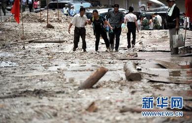 大雨致舟曲灾区再发泥石流 生命线两舟公路再中断