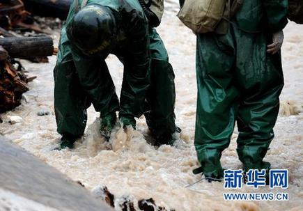 大雨致舟曲灾区再发泥石流 生命线两舟公路再中断