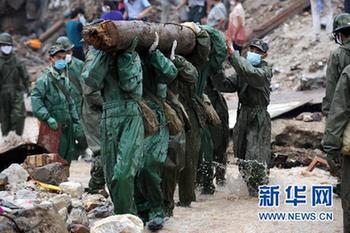 大雨致舟曲灾区再发泥石流 生命线两舟公路再中断