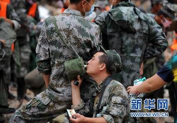 大雨致舟曲灾区再发泥石流 生命线两舟公路再中断