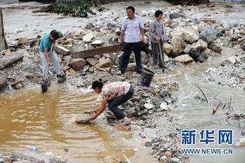 大雨致舟曲灾区再发泥石流 生命线两舟公路再中断