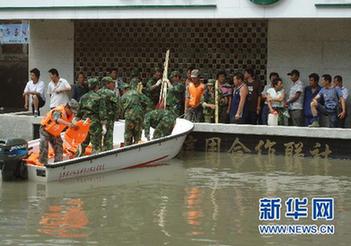 大雨致舟曲灾区再发泥石流 生命线两舟公路再中断
