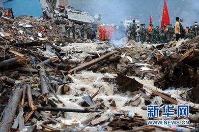 大雨致舟曲灾区再发泥石流 生命线两舟公路再中断