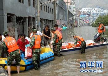 大雨致舟曲灾区再发泥石流 生命线两舟公路再中断