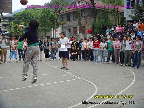 新北川中学举行竣工典礼 总投资达2亿(组图)
