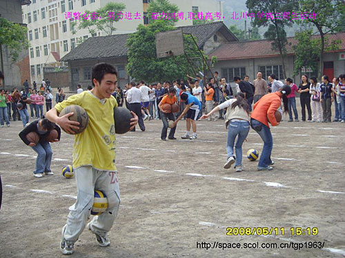 新北川中学举行竣工典礼 总投资达2亿(组图)