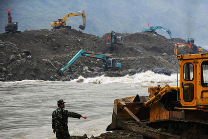 汶川映秀镇对岷江壅塞体进行两次爆破
