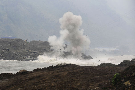 汶川映秀镇对岷江壅塞体进行两次爆破