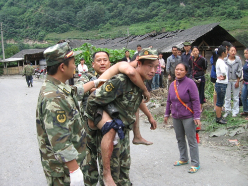 云南贡山发生特大山洪泥石流灾害 军警民携手救援