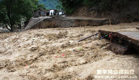 云南贡山泥石流灾害现场公路交通再次中断