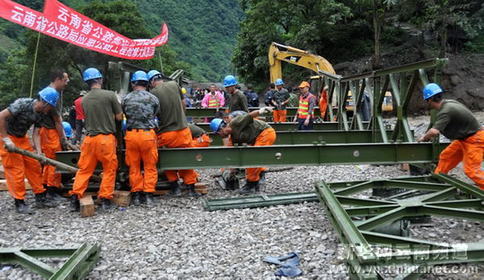 云南贡山泥石流灾害现场公路交通再次中断