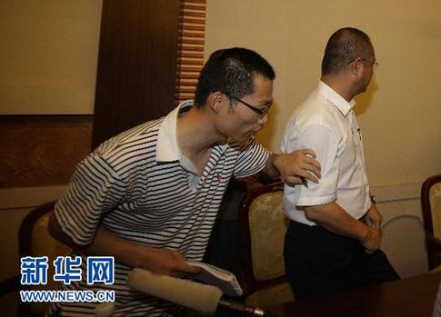 伊春飞机失事新闻通气会 河南航空高管鞠躬道歉