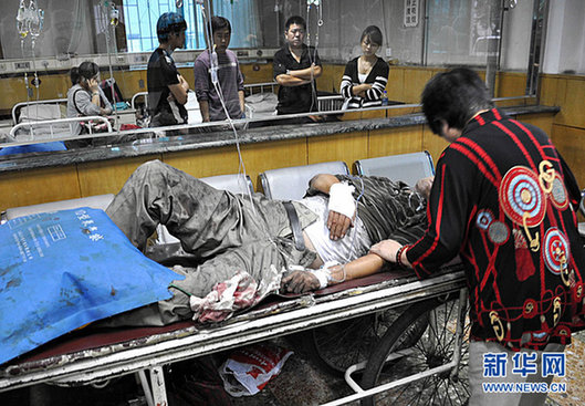 沈阳万达广场发生火灾致9死9伤 墙体爆裂(图)