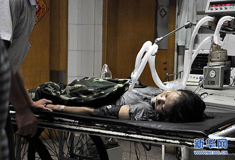 沈阳万达广场发生火灾致9死9伤 墙体爆裂(图)