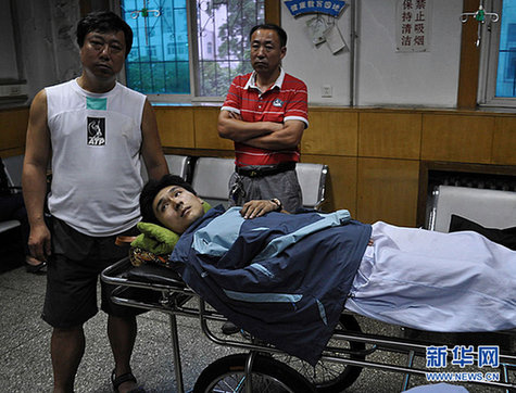 沈阳万达广场发生火灾致9死9伤 墙体爆裂(图)