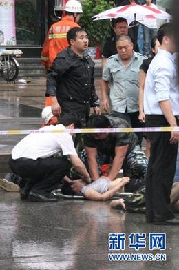 沈阳万达广场发生火灾致9死9伤 墙体爆裂(图)