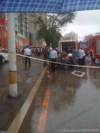 沈阳万达广场发生火灾致9死9伤 墙体爆裂(图)