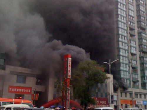 沈阳万达广场发生火灾致9死9伤 墙体爆裂(图)