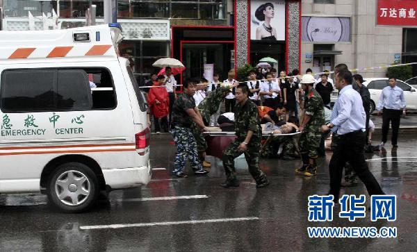 沈阳万达广场发生火灾致9死9伤 墙体爆裂(图)
