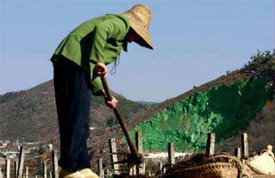 荒唐!陕西华县一采石场毁坏山体竟刷绿漆“遮羞”