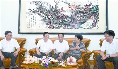 周强笑称袁隆平是“80后” 杂交水稻之父迎80大寿