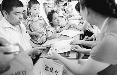 郑州削平入学门槛 家长难报名堵路下跪(图)