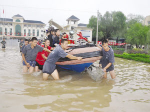 江苏宿迁遭遇特大暴雨 6700名学生无限期停课
