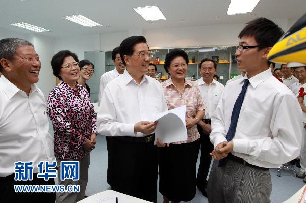 胡锦涛在考察中国人民大学及附属中学和接见全国教书育人楷模时强调 全面提高教书育人水平 推动教育事业科学发展 代表党中央国务院向广大教师和教育工作者致以节日问候