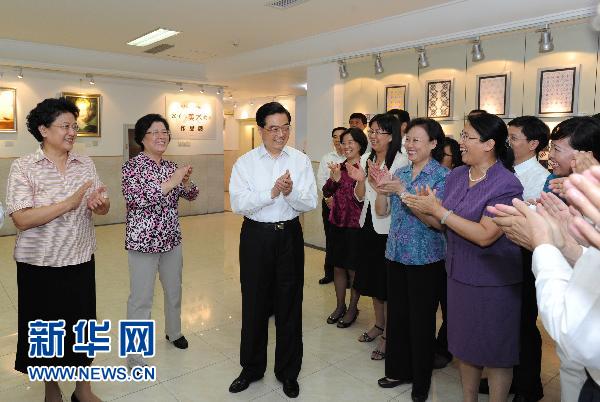 胡锦涛在考察中国人民大学及附属中学和接见全国教书育人楷模时强调 全面提高教书育人水平 推动教育事业科学发展 代表党中央国务院向广大教师和教育工作者致以节日问候