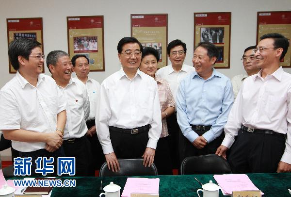 胡锦涛在考察中国人民大学及附属中学和接见全国教书育人楷模时强调 全面提高教书育人水平 推动教育事业科学发展 代表党中央国务院向广大教师和教育工作者致以节日问候