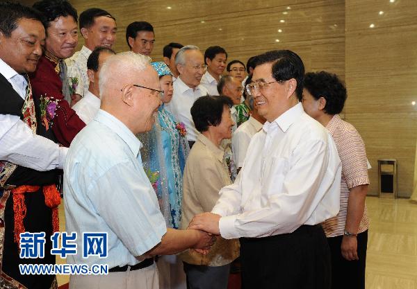 胡锦涛在考察中国人民大学及附属中学和接见全国教书育人楷模时强调 全面提高教书育人水平 推动教育事业科学发展 代表党中央国务院向广大教师和教育工作者致以节日问候