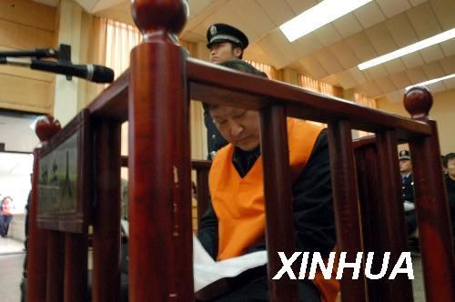 新华调查:1个贪官与70多个开发商
