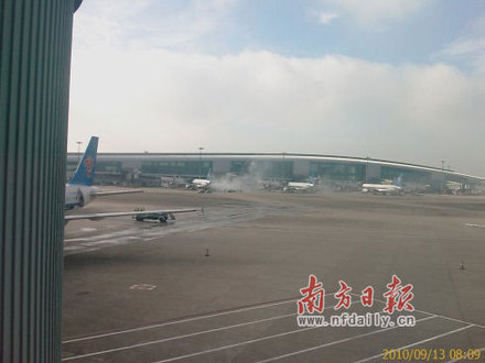 广州白云机场内南方航空一架空客飞机货仓起火