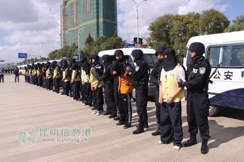 昆明重拳打击黑恶团伙 群众放鞭炮庆祝