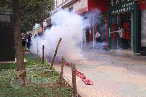 昆明重拳打击黑恶团伙 群众放鞭炮庆祝